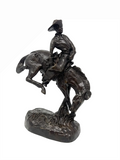 „Der Outlaw“ von Frederic Remington – handgegossene Bronze-Statue: Cowboy & bockendes Pferd